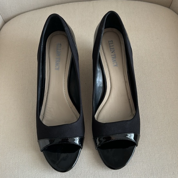 Ellen Tracy Black Open-Toe Wedges SIZE 8 - Picture 2 of 12